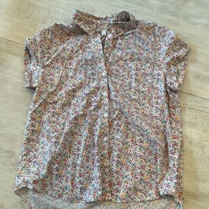Women’s short sleeve button up top in spring floral pattern. Market Spruce, L.